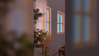 Fensteroberlicht mit motorisierten Vorhängen. Realistische künstliche Tageslichtlösung